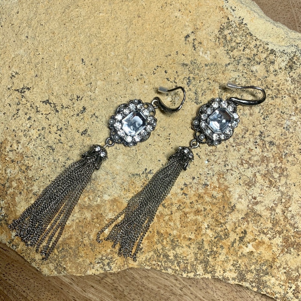 2/$20🌻 Silver boudoir earrings